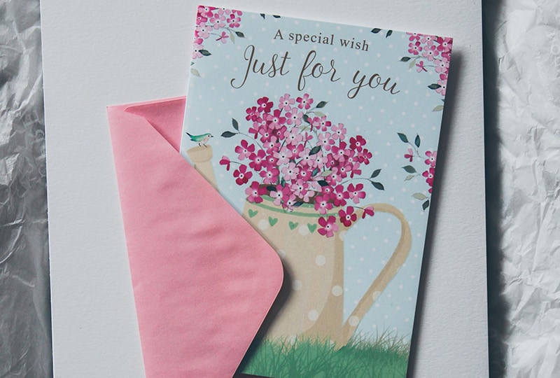 Geburtstagskarte neben rosa Umschlag