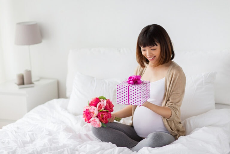 schwangere frau mit geschenk