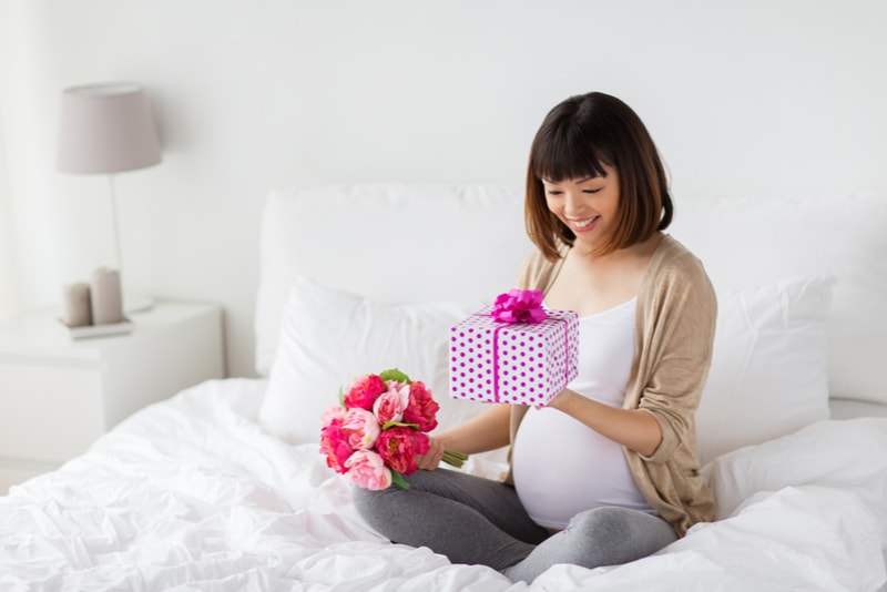 schwangere frau mit geschenk