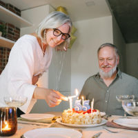 Mann feiert 55. Geburtstag mit seiner Frau