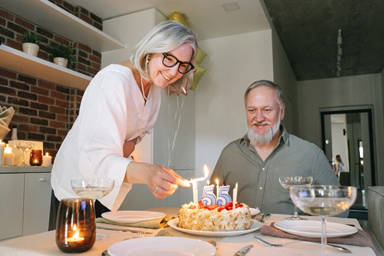 Mann feiert 55. Geburtstag mit seiner Frau