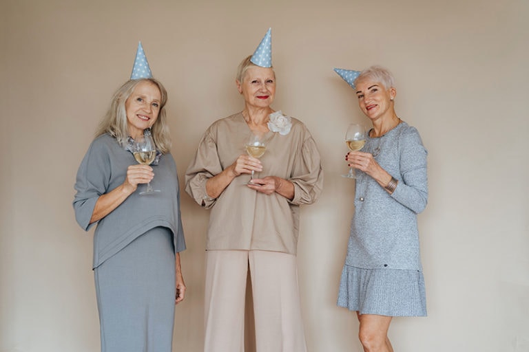 Drei ältere Freundinnen feiern Geburtstag