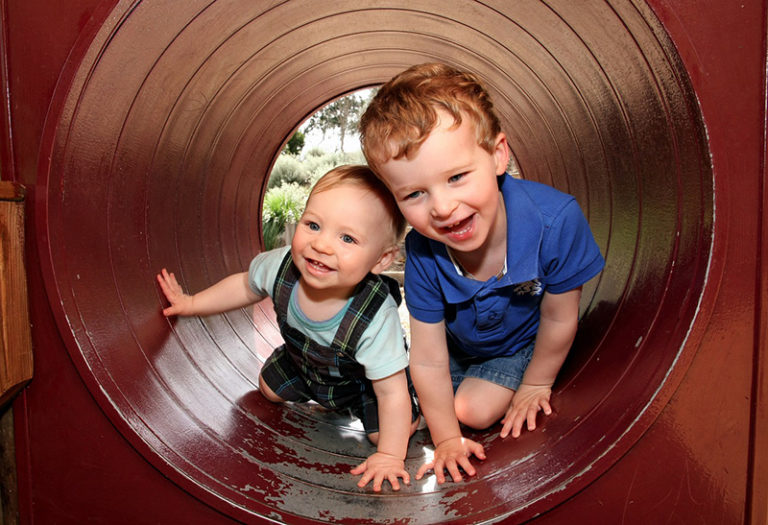 zwei kleine Jungs spielen auf dem Spielplatz