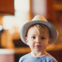 süßer kleiner Junge mit Hut