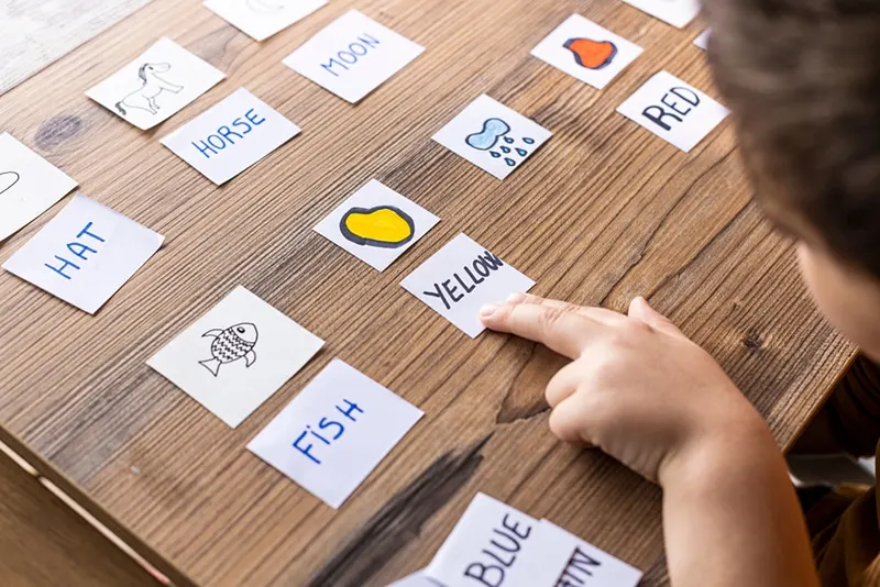 Kind lernt Englisch mit Karten