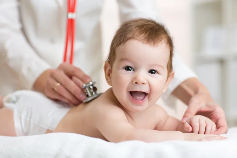 Kinderarzt untersucht Baby mit Stethoskop
