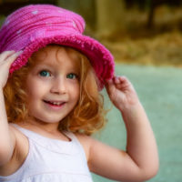 kleines Mädchen mit rosa Hut