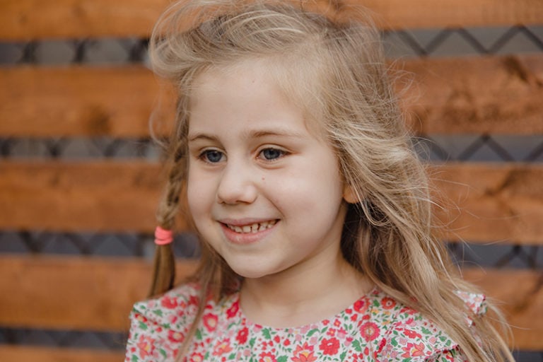 kleines Mädchen mit blonden Haaren