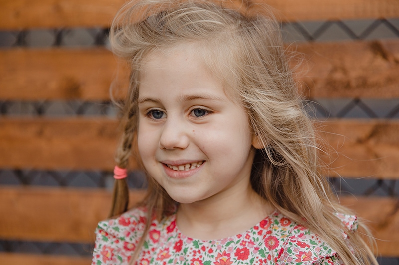 kleines Mädchen mit blonden Haaren