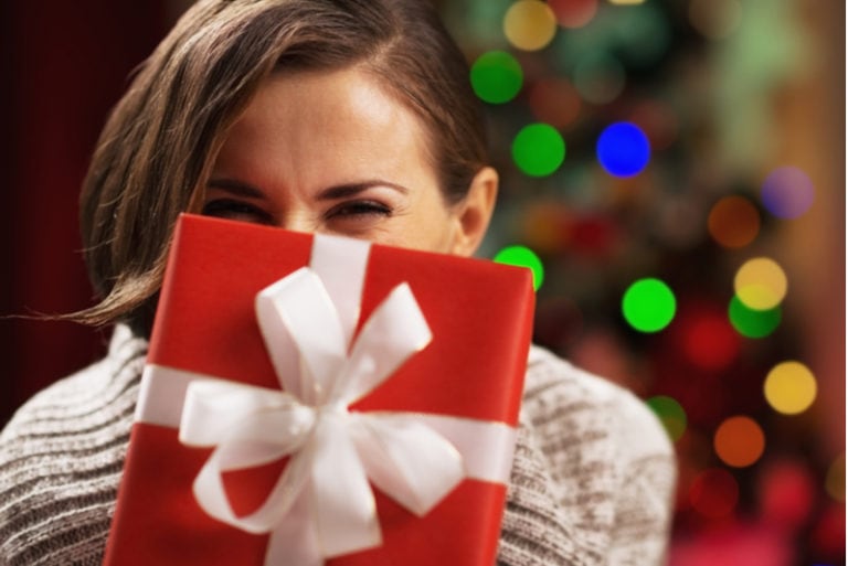 frau mit geschenk