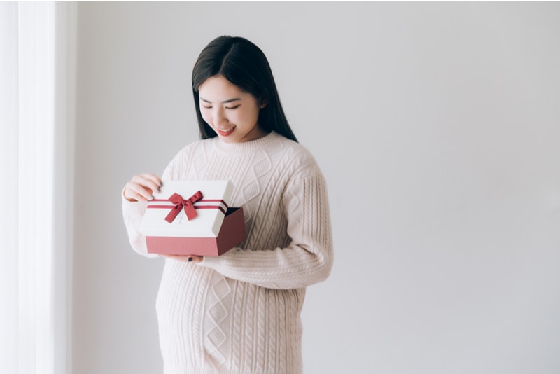 schwangere frau mit geschenk