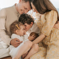 glückliche Familie, die sich zu Hause umarmt