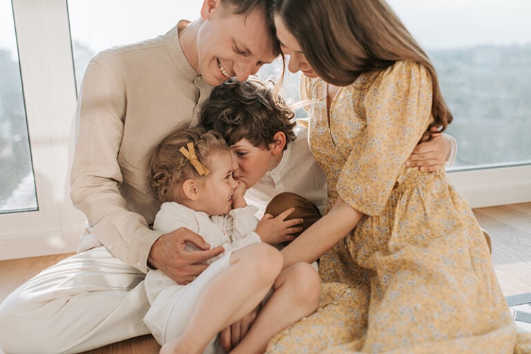 glückliche Familie, die sich zu Hause umarmt