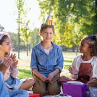 ein Junge, der mit Freunden Geburtstag feiert
