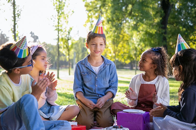 ein Junge, der mit Freunden Geburtstag feiert