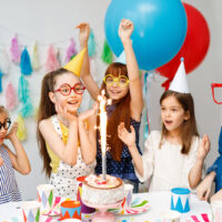 ein Mädchen feiert Geburtstag mit Freunden