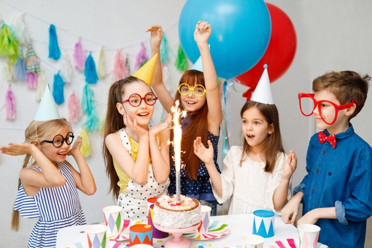 ein Mädchen feiert Geburtstag mit Freunden
