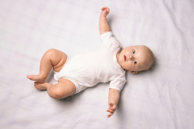 Baby liegt auf dem Rücken
