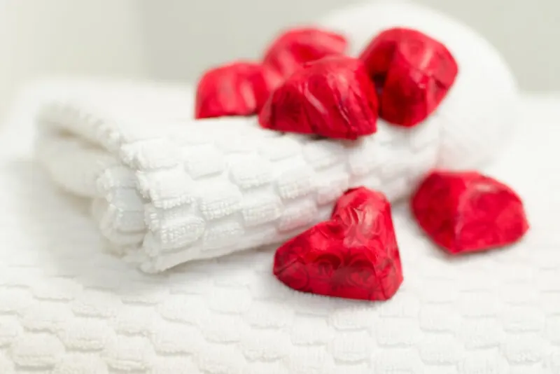 Herzförmige Seife auf Handtüchern