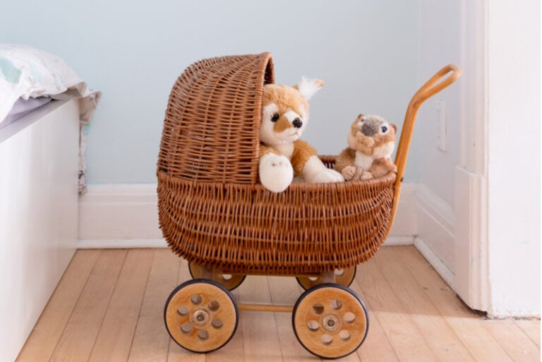 Puppenwagen aus Holz mit Spielzeug drin