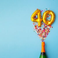 Sekt, Konfetti und Ballons zum 40. Geburtstag