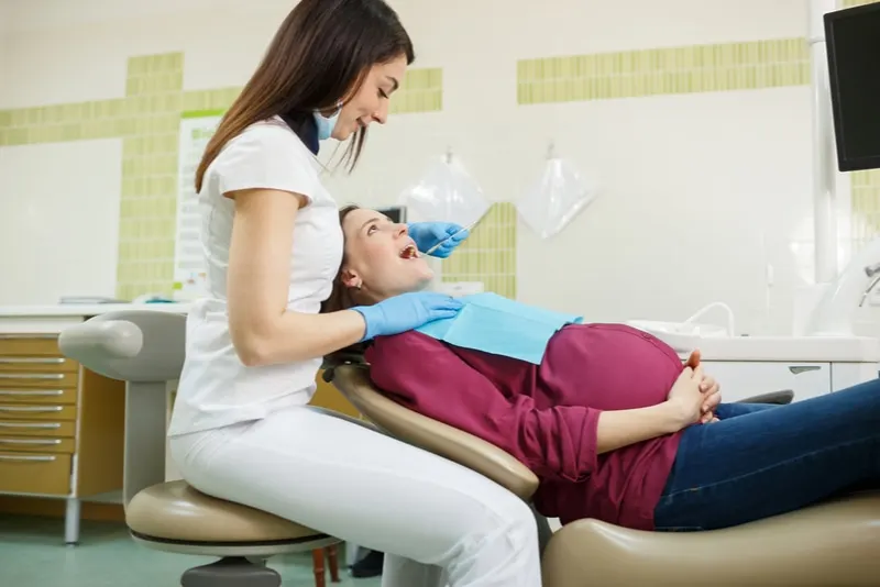 schwangere frau beim zahnarzt