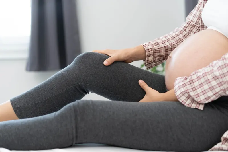 schwangere frau mit beinkrämpfen