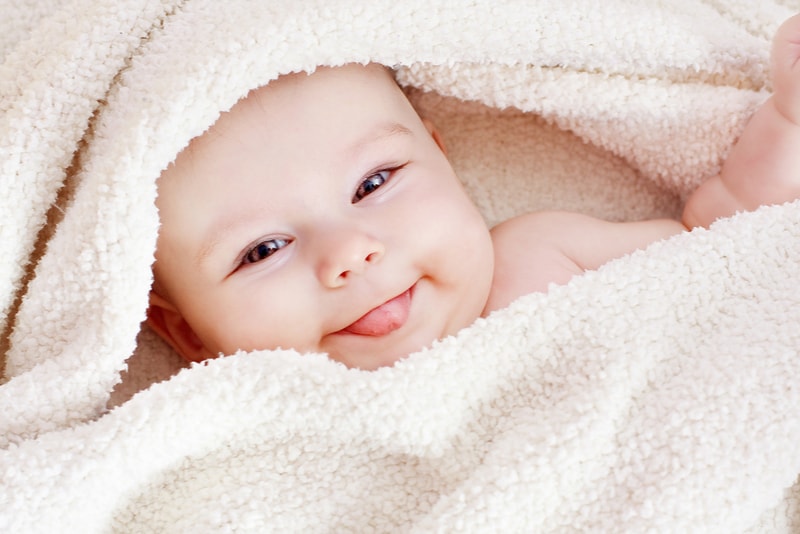 süßes Baby in Handtuch gewickelt