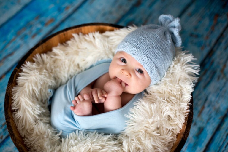 neugeborenes baby in blau gekleidet
