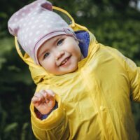 Mädchen in einem Regenmantel