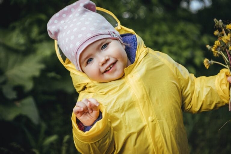 Mädchen in einem Regenmantel