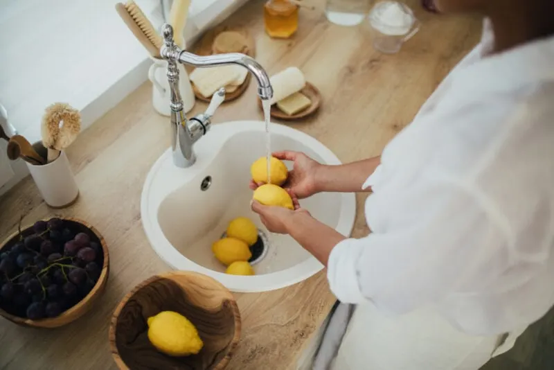 Frau wäscht Zitronen