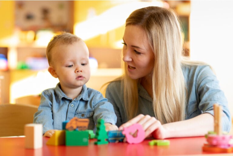 mutter und ihr sohn spielen mit blöcken