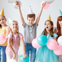 Kinder auf einer Geburtstagsfeier