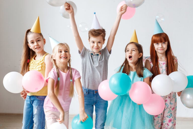 Kinder auf einer Geburtstagsfeier