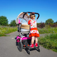 kleines Mädchen fährt auf einem Buggy in der Natur