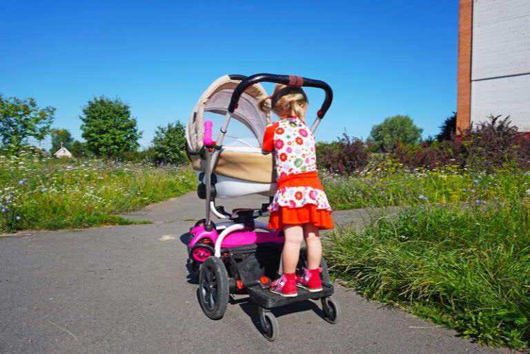 kleines Mädchen fährt auf einem Buggy in der Natur