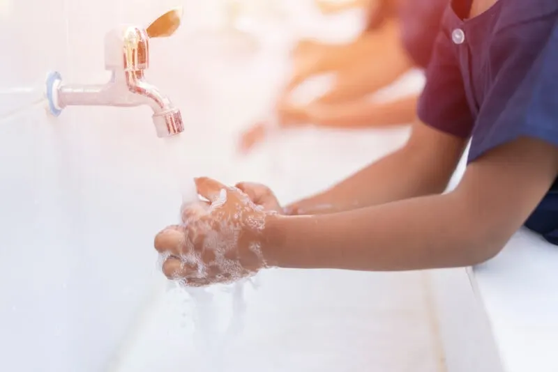 kleiner Junge wäscht sich die Hände