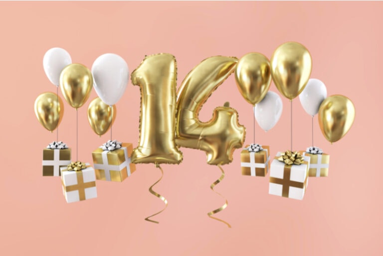 Nummer 14 Geburtstagsfeier Goldballon mit Geschenken