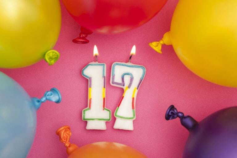 Happy Birthday Nummer 17 Feierkerze mit bunten Luftballons