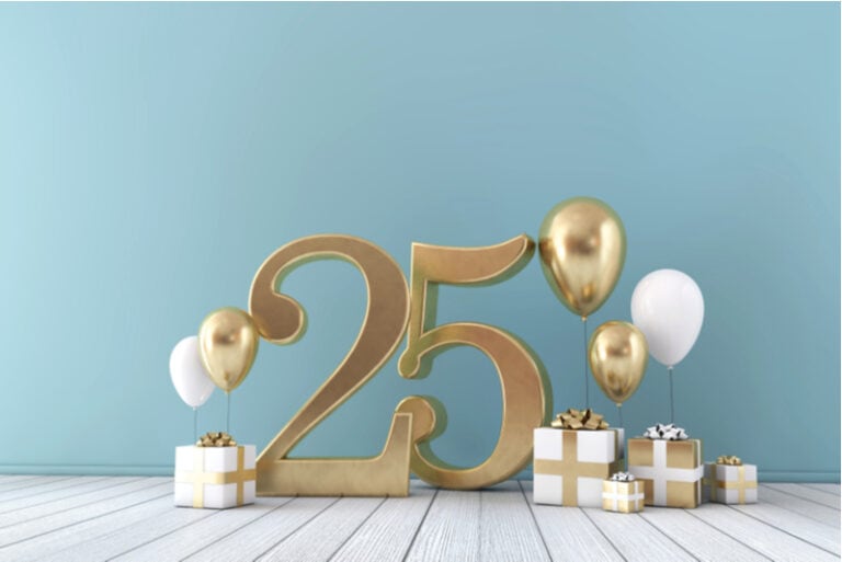 Nummer 25 Party Festraum mit goldenen und weißen Luftballons