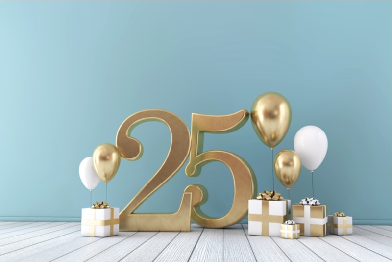 Nummer 25 Party Festraum mit goldenen und weißen Luftballons