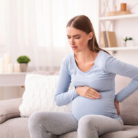 Schwangere Frau leidet unter Bänderschmerzen