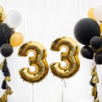 Dekoration und Luftballons zum 33. Geburtstag