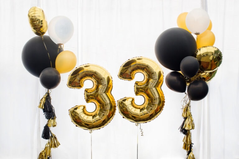 Dekoration und Luftballons zum 33. Geburtstag