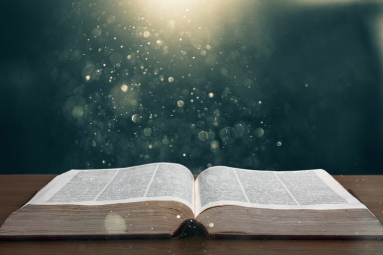 Offene Bibel auf altem Holztisch