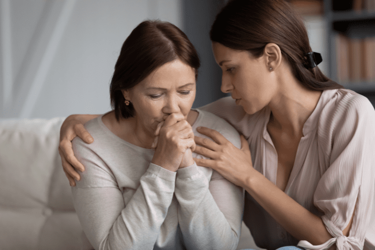 Tochter tröstet ihre Mutter