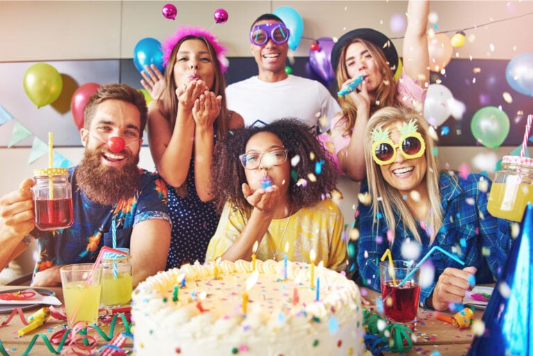 gruppe von freunden, die geburtstag feiern