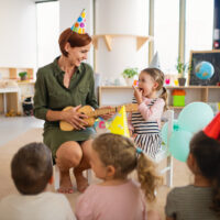 lehrerin feiert ihren geburtstag mit kindern im kindergarten