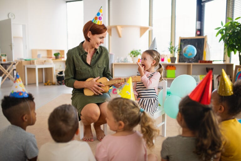 lehrerin feiert ihren geburtstag mit kindern im kindergarten